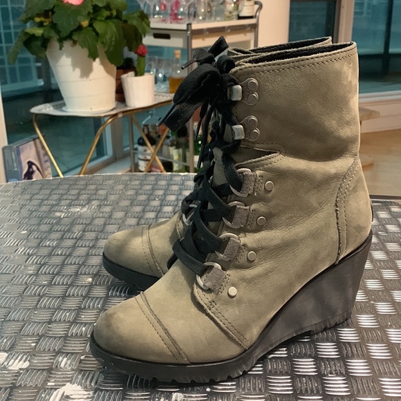 Sorel suede grey lace-up wedge boots! - Picture 4 of 6